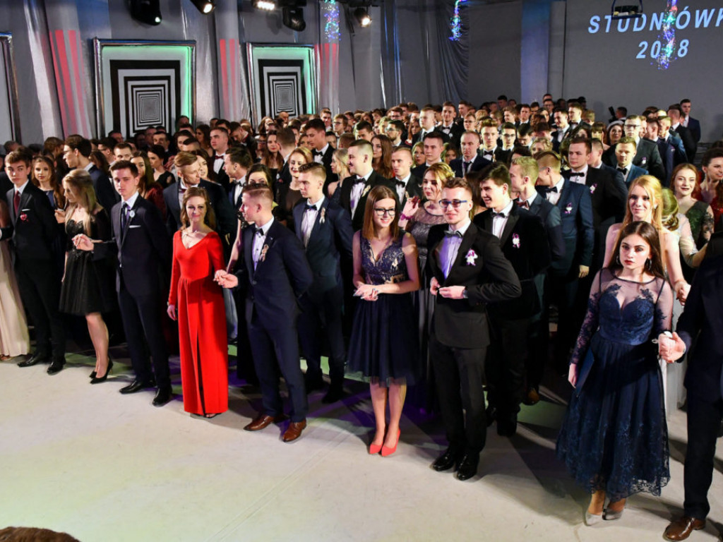 Studniówka w LO im. M. Kopernika w Tarnobrzegu [ZDJĘCIA]