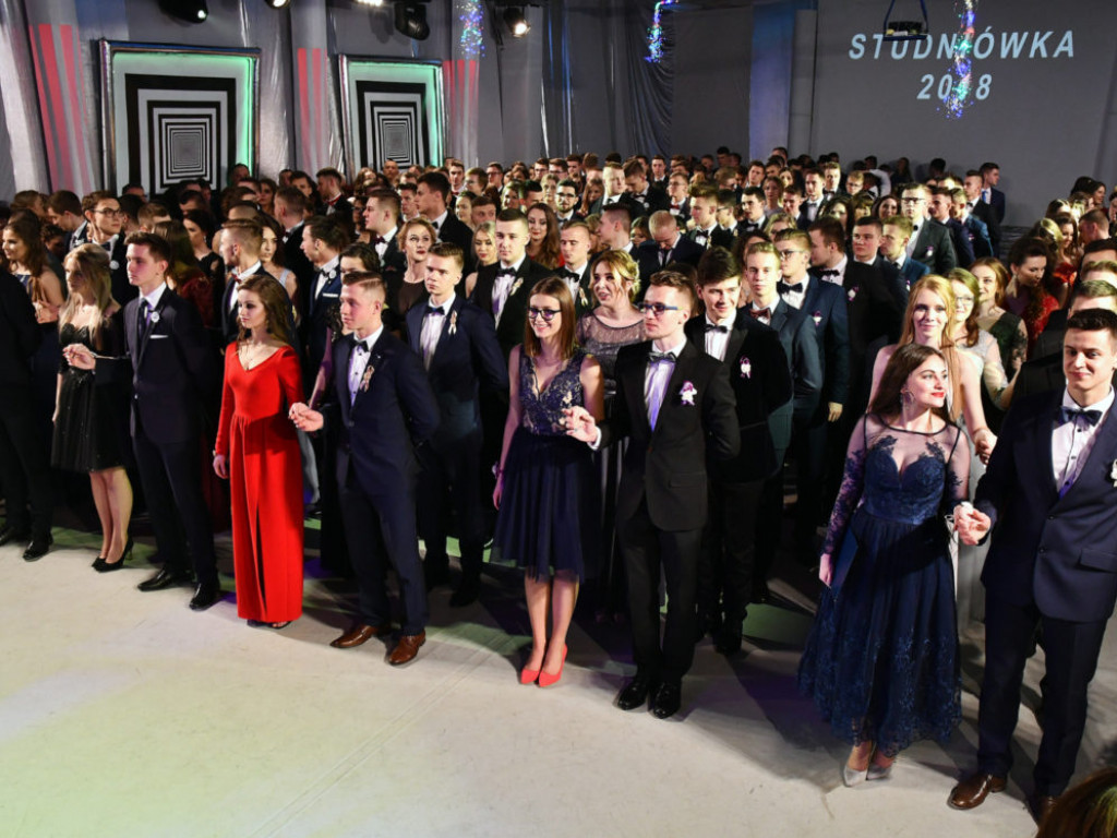 Studniówka w LO im. M. Kopernika w Tarnobrzegu [ZDJĘCIA]