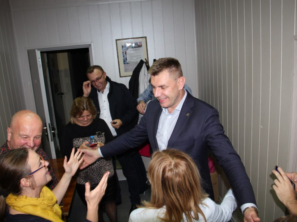 Radość w sztabie wyborczym Marcina Marca [Zdjęcia]