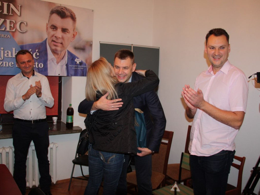 Radość w sztabie wyborczym Marcina Marca [Zdjęcia]