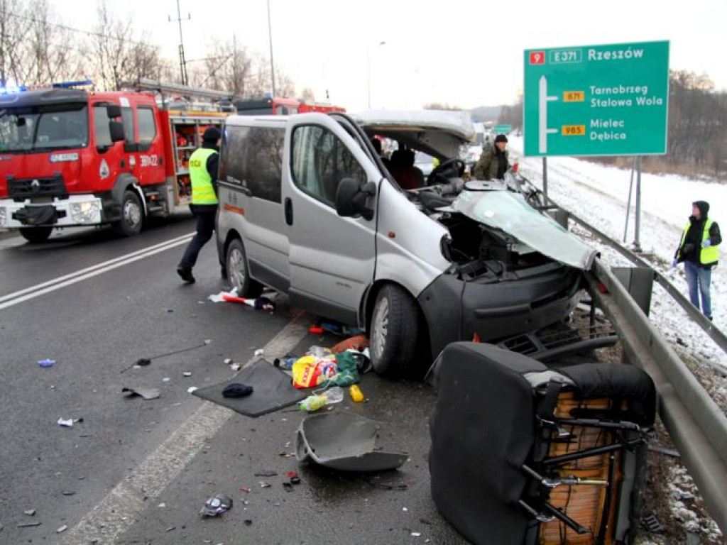 Wypadek busa w Nagnajowie [zdjęcia]