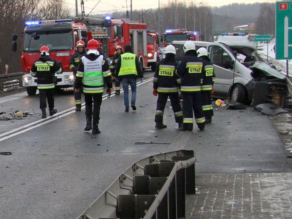 Wypadek busa w Nagnajowie [zdjęcia]