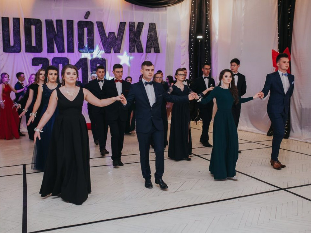 Ich pierwszy dorosły bal [ZDJĘCIA]