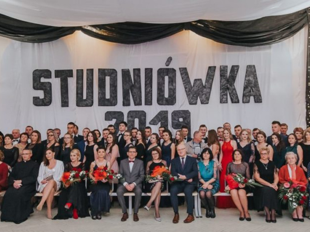 Ich pierwszy dorosły bal [ZDJĘCIA]