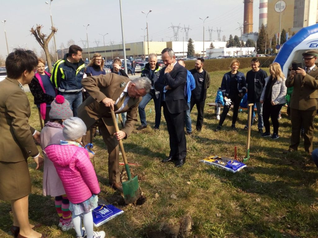 Posadzili 40 dębów na 40-lecie elektrowni [GALERIA ZDJĘĆ]