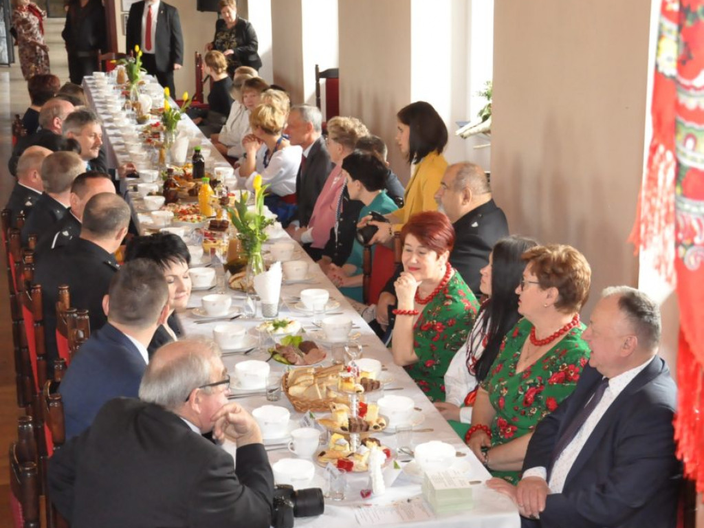 Kosze, palmy i świąteczne potrawy na Śniadaniu Wielkanocnym w zamku