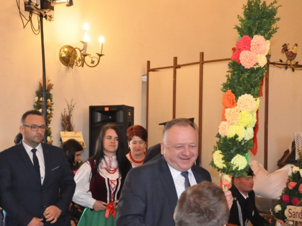Kosze, palmy i świąteczne potrawy na Śniadaniu Wielkanocnym w zamku