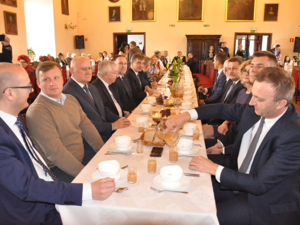 Kosze, palmy i świąteczne potrawy na Śniadaniu Wielkanocnym w zamku