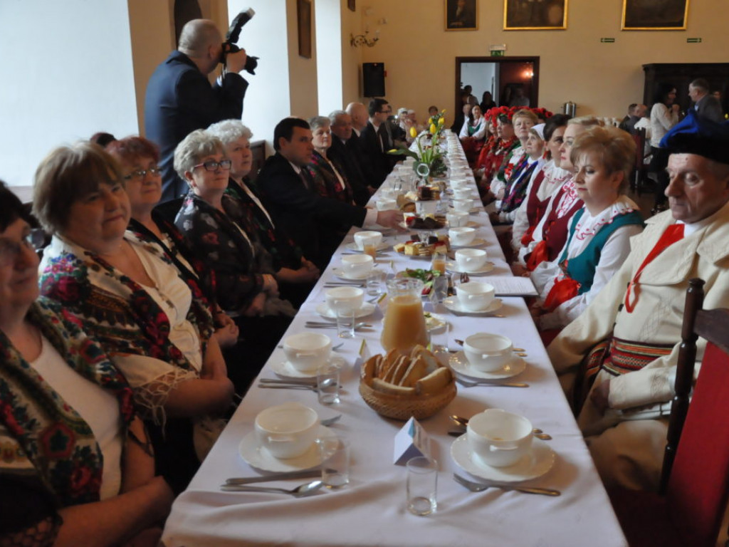 Kosze, palmy i świąteczne potrawy na Śniadaniu Wielkanocnym w zamku