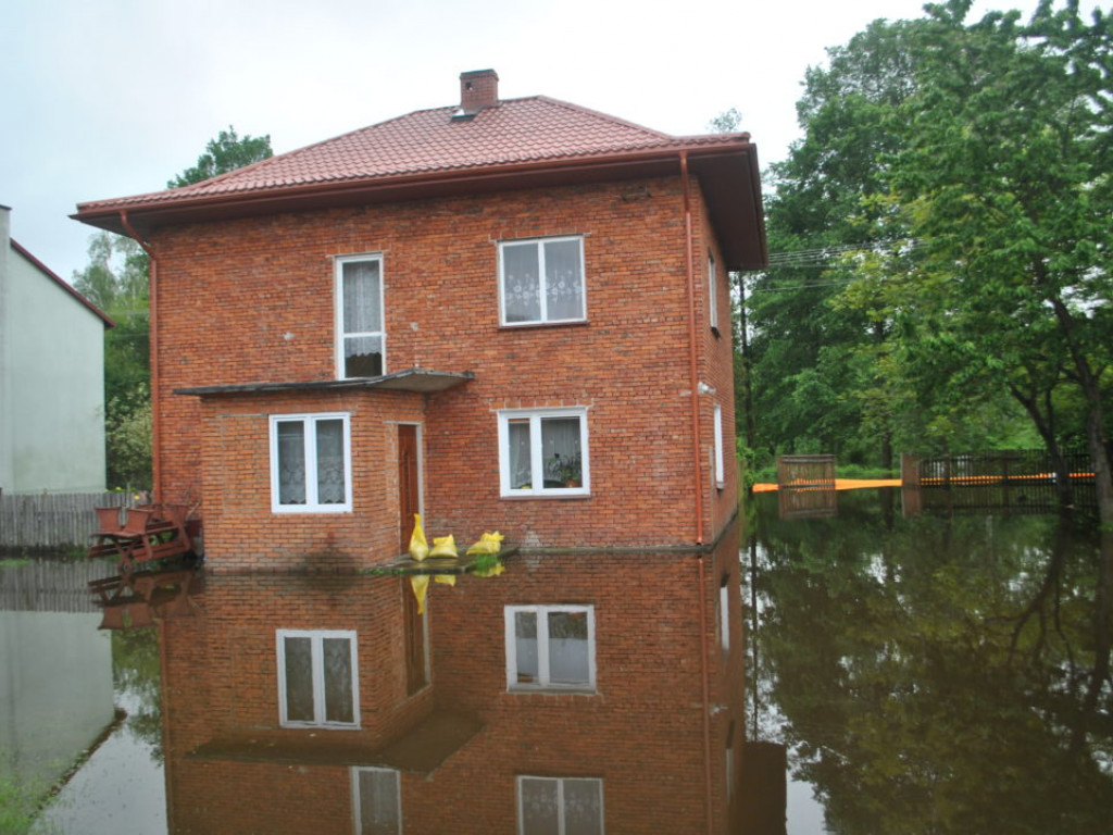 Trwa walka z wodą z Zapoledniku w gminie Grębów [Zdjęcia]