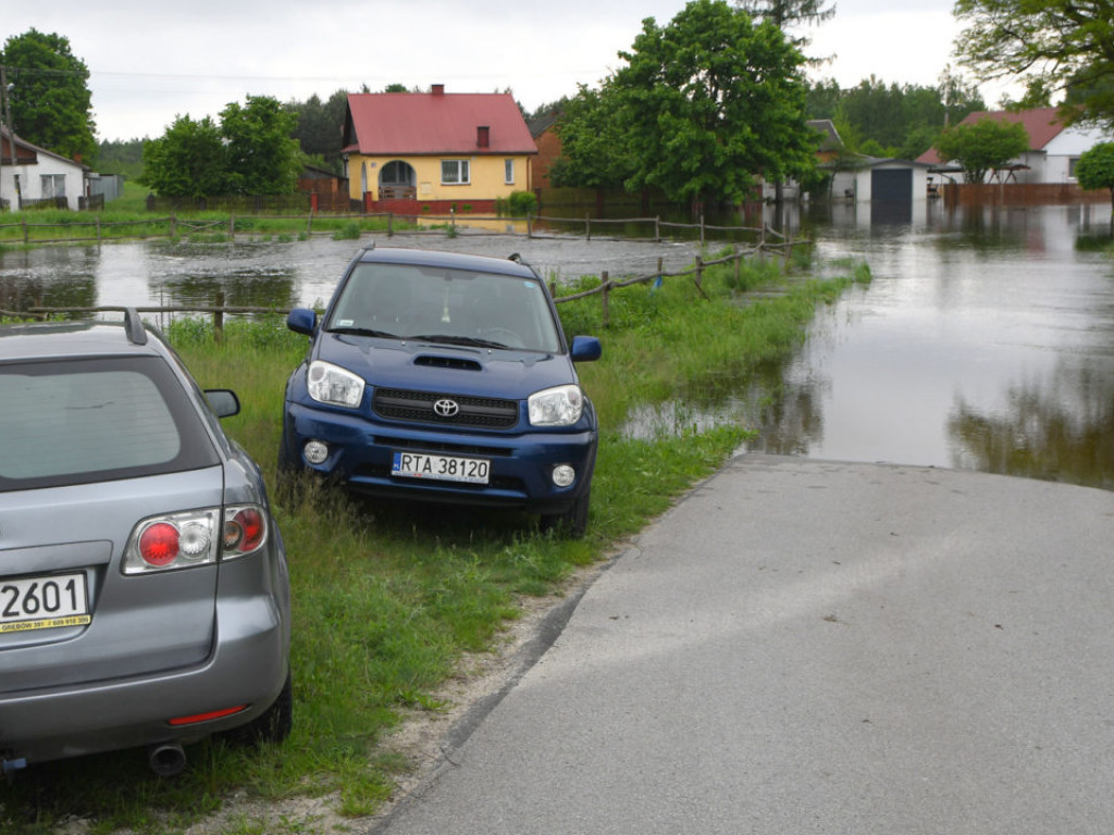 Trwa walka z wodą z Zapoledniku w gminie Grębów [Zdjęcia]