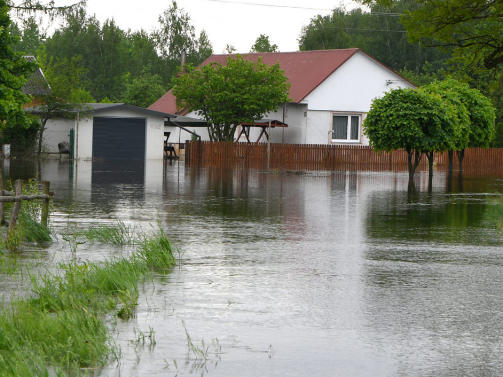 Trwa walka z wodą z Zapoledniku w gminie Grębów [Zdjęcia]