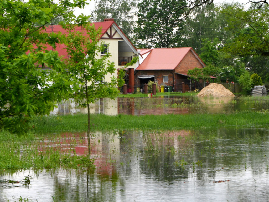 Trwa walka z wodą z Zapoledniku w gminie Grębów [Zdjęcia]