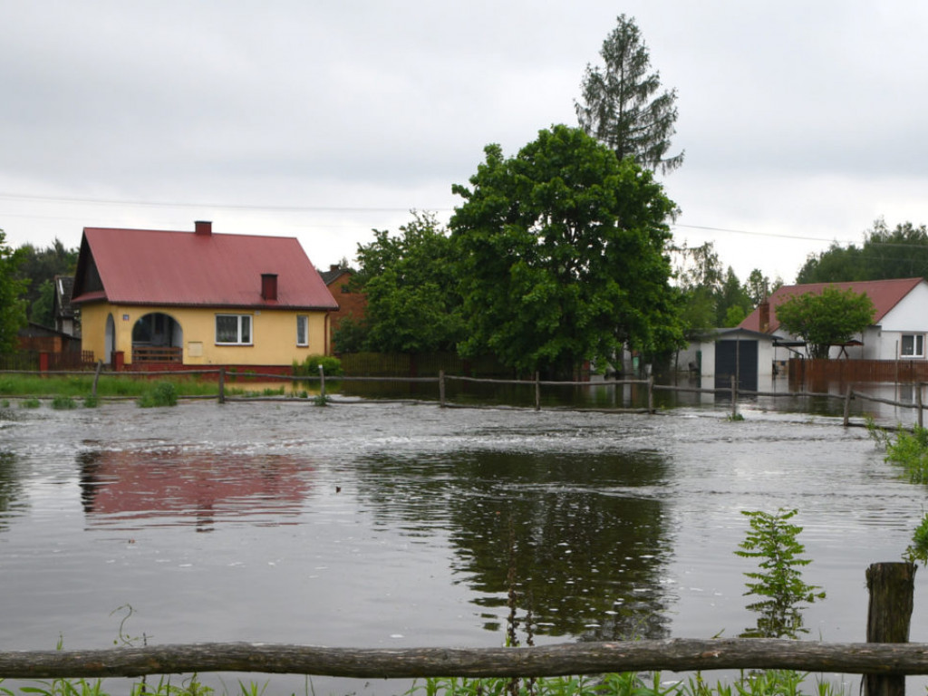 Trwa walka z wodą z Zapoledniku w gminie Grębów [Zdjęcia]