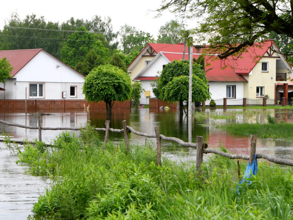 Trwa walka z wodą z Zapoledniku w gminie Grębów [Zdjęcia]
