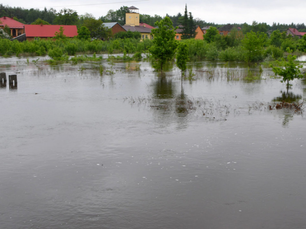 Trwa walka z wodą z Zapoledniku w gminie Grębów [Zdjęcia]