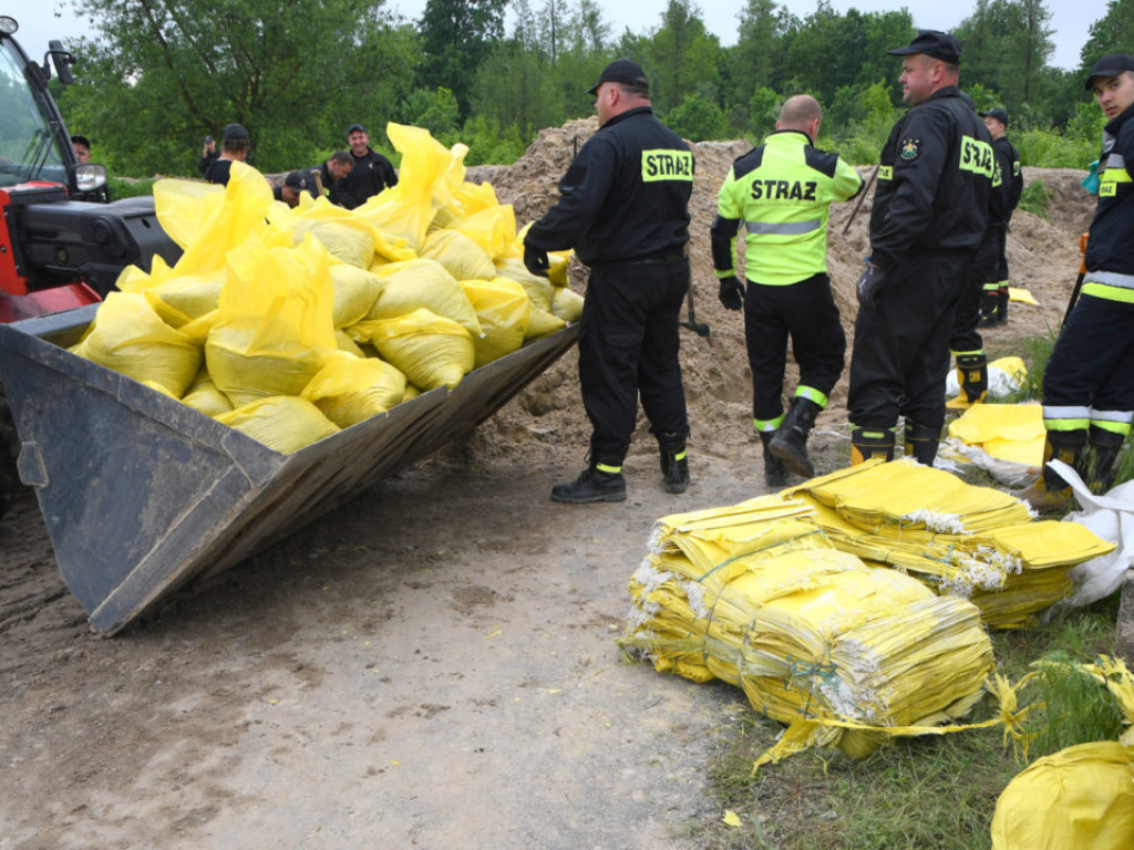 Trwa walka z wodą z Zapoledniku w gminie Grębów [Zdjęcia]