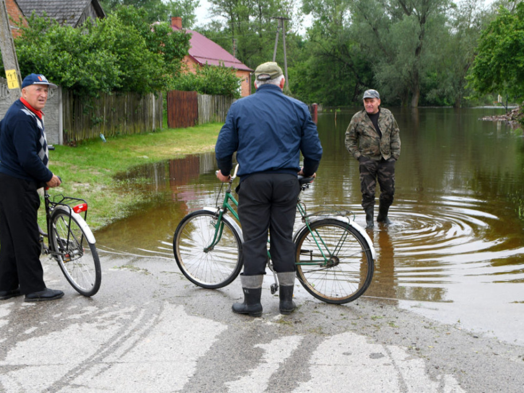 Trwa walka z wodą z Zapoledniku w gminie Grębów [Zdjęcia]