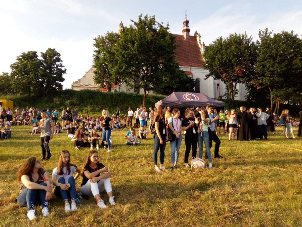 W Klimontowie rozpoczęło się Diecezjalne Spotkanie Młodych ( dużo zdjęć)