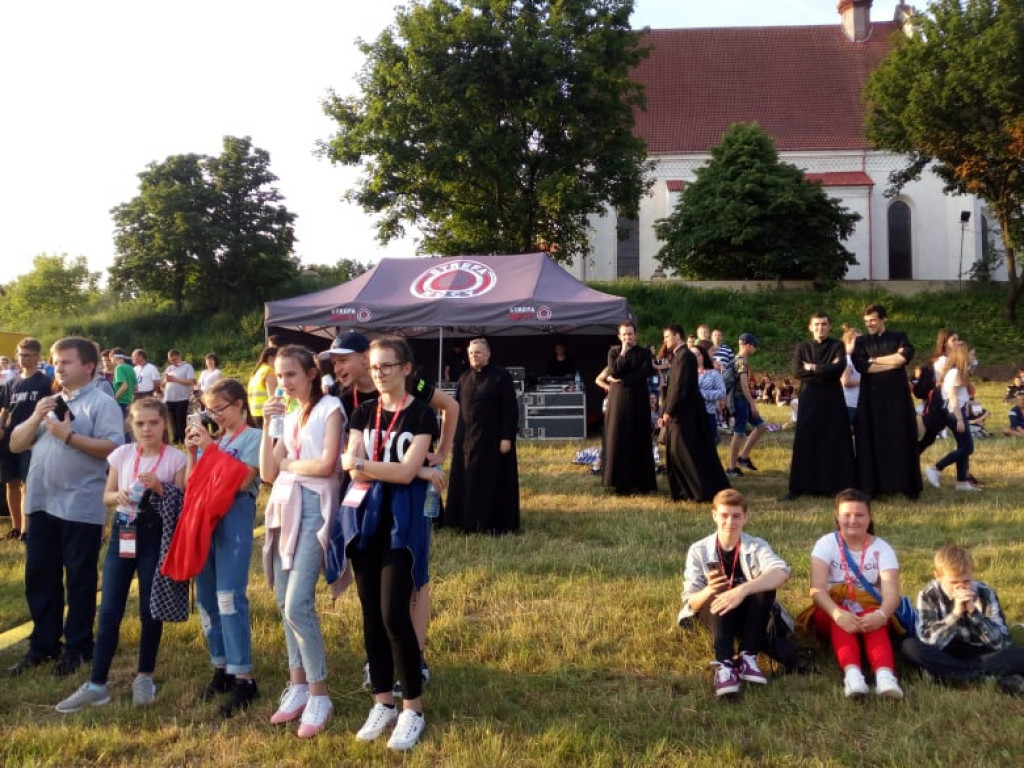 W Klimontowie rozpoczęło się Diecezjalne Spotkanie Młodych ( dużo zdjęć)