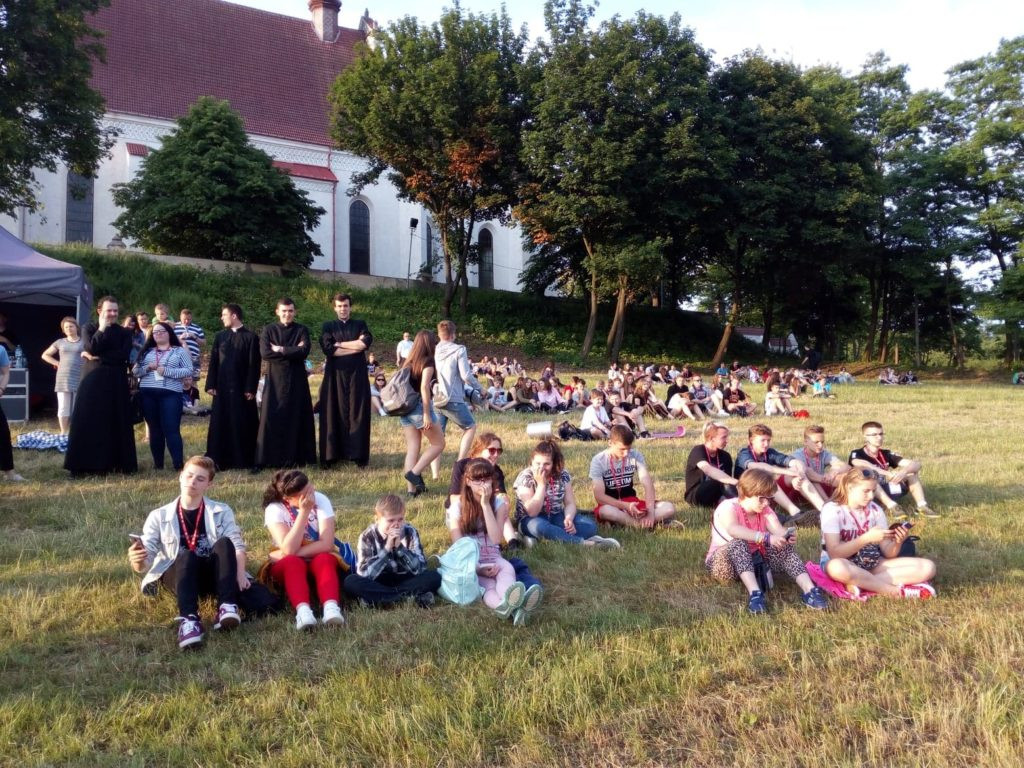 W Klimontowie rozpoczęło się Diecezjalne Spotkanie Młodych ( dużo zdjęć)