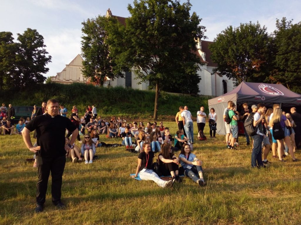 W Klimontowie rozpoczęło się Diecezjalne Spotkanie Młodych ( dużo zdjęć)