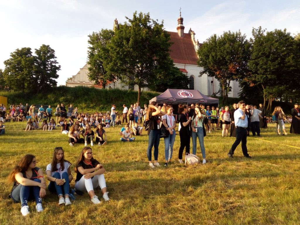 W Klimontowie rozpoczęło się Diecezjalne Spotkanie Młodych ( dużo zdjęć)