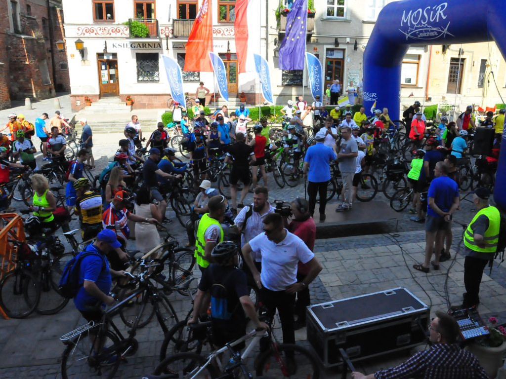 Na rowerze z biskupem. Z Sandomierza do Baranowa [zdjęcia]