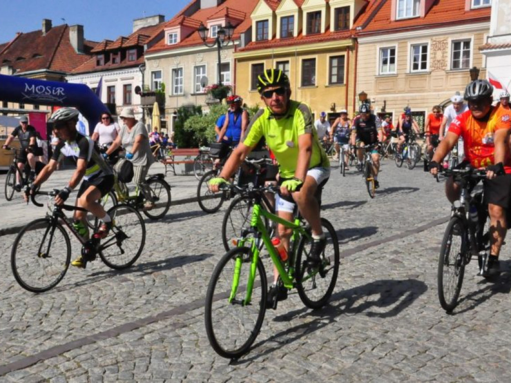 Na rowerze z biskupem. Z Sandomierza do Baranowa [zdjęcia]