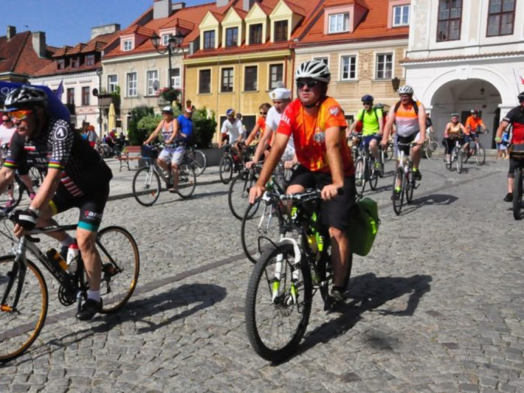 Na rowerze z biskupem. Z Sandomierza do Baranowa [zdjęcia]