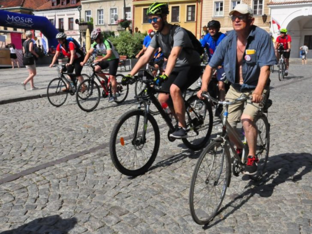 Na rowerze z biskupem. Z Sandomierza do Baranowa [zdjęcia]