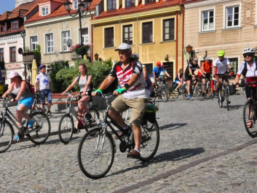 Na rowerze z biskupem. Z Sandomierza do Baranowa [zdjęcia]