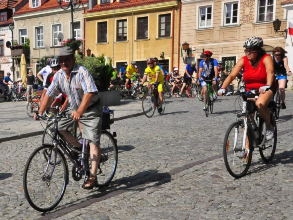 Na rowerze z biskupem. Z Sandomierza do Baranowa [zdjęcia]