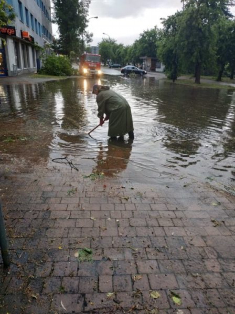 Zalane ulice i połamane drzewa - Tarnobrzeg po ulewie [zdjęcia]
