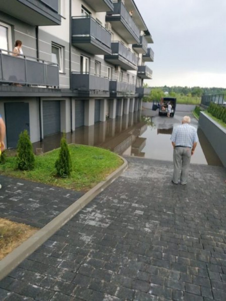 Zalane ulice i połamane drzewa - Tarnobrzeg po ulewie [zdjęcia]