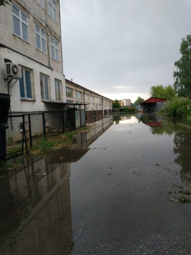 Zalane ulice i połamane drzewa - Tarnobrzeg po ulewie [zdjęcia]