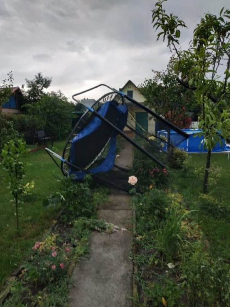 Zalane ulice i połamane drzewa - Tarnobrzeg po ulewie [zdjęcia]