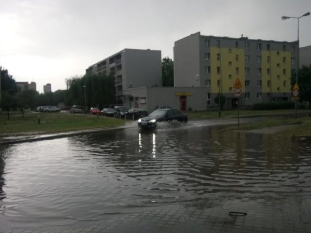Zalane ulice i połamane drzewa - Tarnobrzeg po ulewie [zdjęcia]