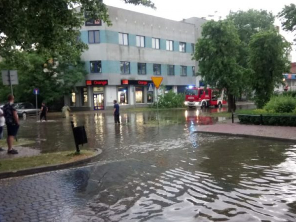 Zalane ulice i połamane drzewa - Tarnobrzeg po ulewie [zdjęcia]
