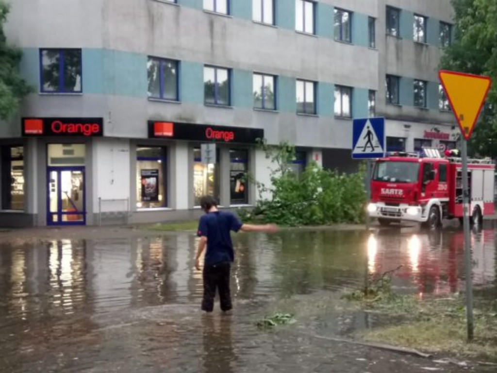 Zalane ulice i połamane drzewa - Tarnobrzeg po ulewie [zdjęcia]