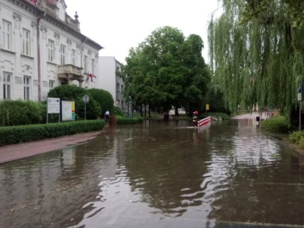 Zalane ulice i połamane drzewa - Tarnobrzeg po ulewie [zdjęcia]