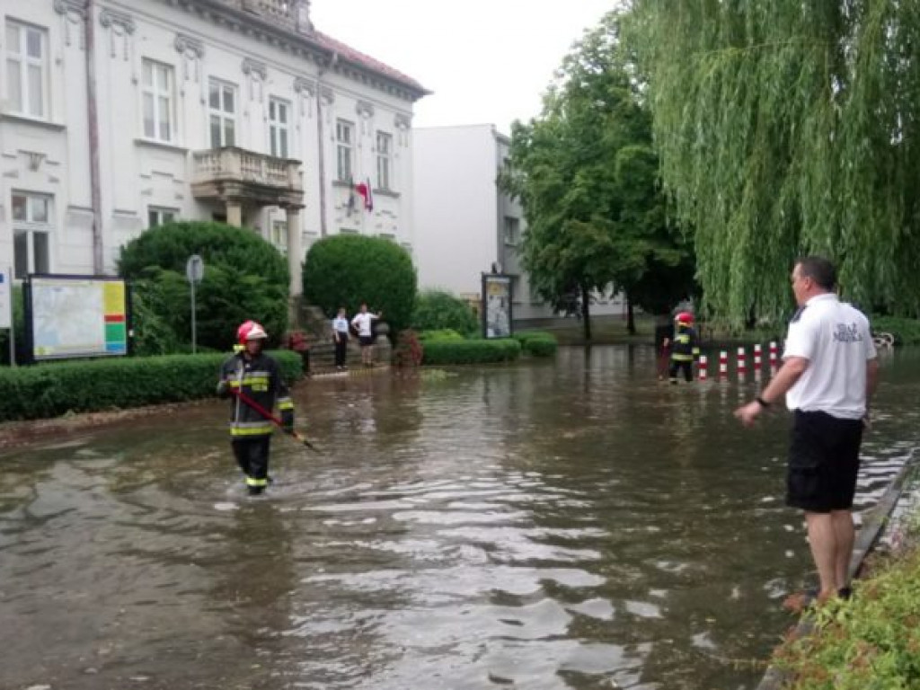 Zalane ulice i połamane drzewa - Tarnobrzeg po ulewie [zdjęcia]