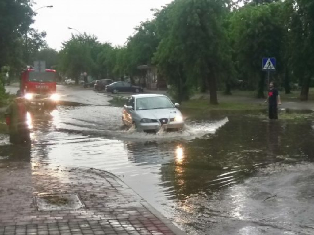 Zalane ulice i połamane drzewa - Tarnobrzeg po ulewie [zdjęcia]