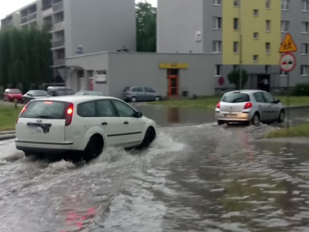 Zalane ulice i połamane drzewa - Tarnobrzeg po ulewie [zdjęcia]
