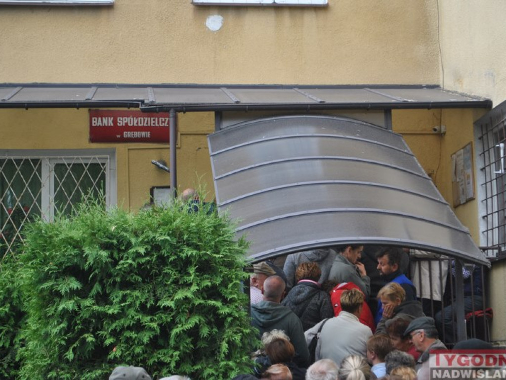 Tłumy pod bankiem w Grębowie. 