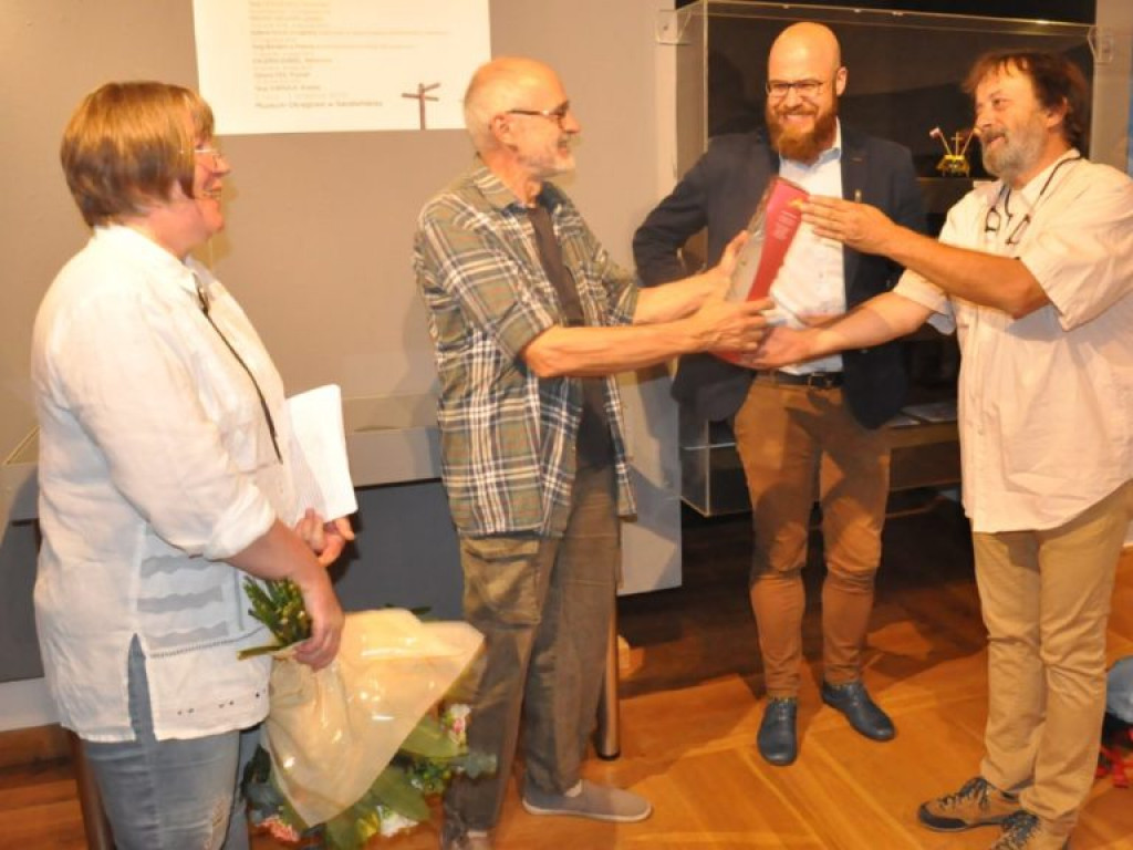 Wystawa biżuterii z komunikatem [zdjęcia]