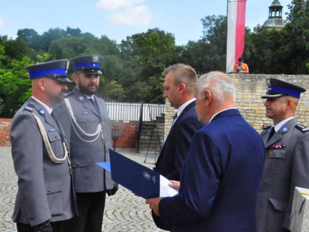 Awanse, odznaczenia i podziękowania dla stróżów prawa [zdjęcia]