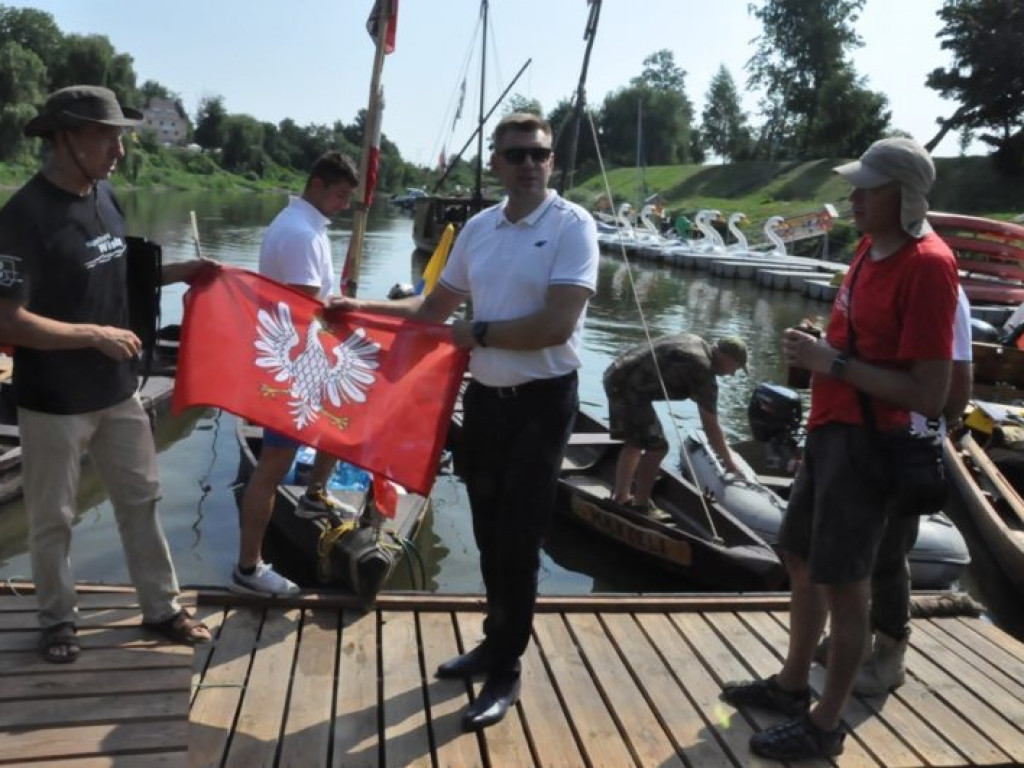 Płyną, aby oddać hołd powstańcom [zdjęcia]