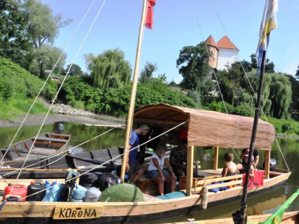 Płyną, aby oddać hołd powstańcom [zdjęcia]