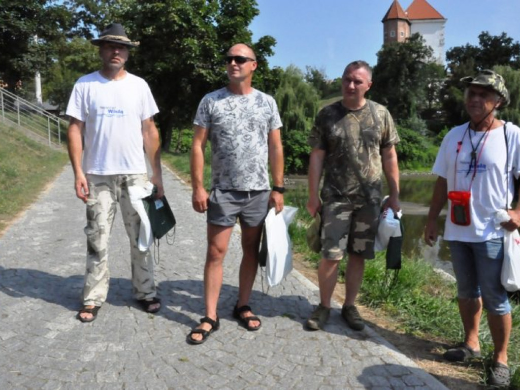 Płyną, aby oddać hołd powstańcom [zdjęcia]